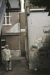 VHP003000039_0002 De naamgeving Kerksteeg heeft niets van doen met de Kerkstraat, wat wel voor de hand zou liggen. De ...