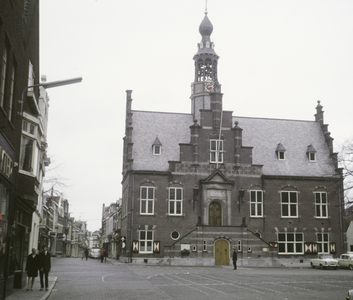 VHP003000044_0037 Aan de noordkant op de hoek van de Peperstraat stond vanaf 1390 een waaggebouw. In 1591 werd deze ...