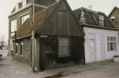 VHP003000063_0005 De Oude Sluis was een klein smal straatje van de Nieuwstraat naar het Tramplein. De naam geeft al aan ...