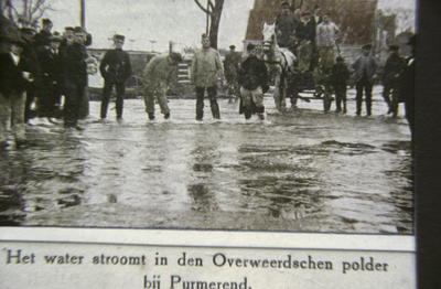 VHP003000065_0004 Als gevolg van een zware noordwester storm brak in januari 1916 de Waterlandse Zeedijk tussen ...