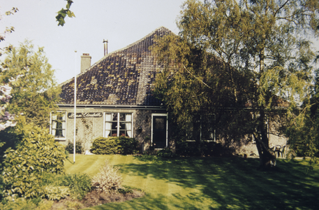 VHP003000076_0049 Stolpboerderij ,, Elizabeth Hoeve'' aan de Oosterweg M4. Bouwjaar 1958. De oude boerderij is in 1943 ...