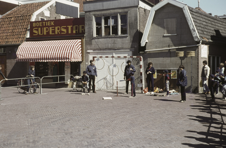 VHP003000083_0009 Op de hoek van de Schoolsteeg en de Zuidersteeg stond tot de jaren zeventig het wijnpakhuis van de ...