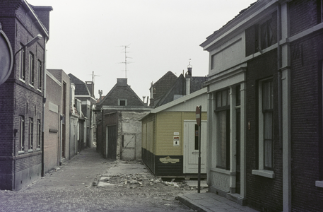 VHP003000083_0011 Op de hoek van de Schoolsteeg en de Zuidersteeg stond tot de jaren zeventig het wijnpakhuis van de ...