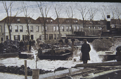 VHP003000084_0013 Omdat het noorden van Noord Holland hoger ligt dan het zuiden (Waterland) is ook de waterhoogte hier ...