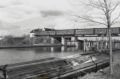 VHP003000085_0002 Spoorbrug over de Where met dieseltrein. In 1952 is de stoomtrein vervangen door de ...