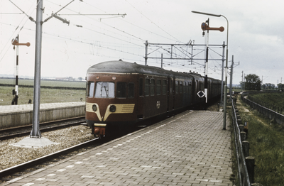 VHP003000085_0007 In 1952 is de stoomtrein vervangen door de diesel-electrische (DE)tractie. Voor het goederenvervoer ...