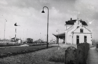 VHP003000085_0008 Het station van de Nederlandse Spoorwegen werd in 1884 gebouwd. Omdat dit gebouw boven op de ...