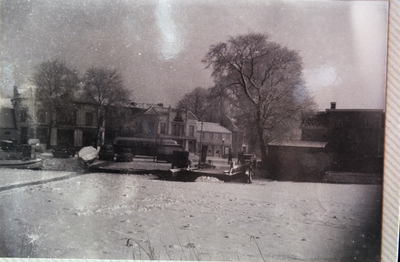 VHP003000087_0039 Bij de aanleg van het Noordhollands Kanaal in 1822 verviel het bruggetje naar de Purmerender Gouw. ...