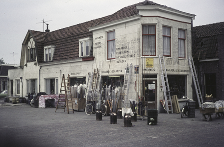 VHP003000098_0009 De zaak in ijzerwaren en landbouwbenodigdheden van Jochem Meines. Na de sloop in 1974 vanwege de ...