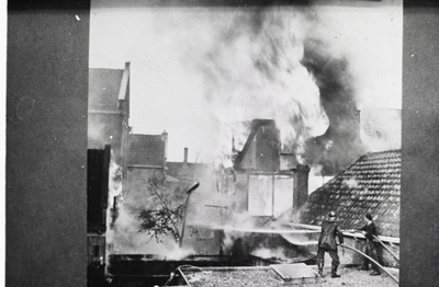 VHP003000098_0031 Op 6 mei 1955 werd de bovenverdieping van Café-biljart Dortmunder Quelle door brand verwoest en in ...