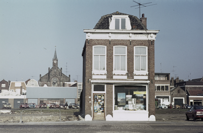 VHP003000098_0066 Op 4 augustus 1976 slaat burgemeester drs. J.A.C. van Burg de eerste paal voor het Willem Eggert City ...