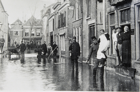 VHP003000100_0009 Als gevolg van een zware noordwester storm brak in januari 1916 de Waterlandse Zeedijk tussen ...
