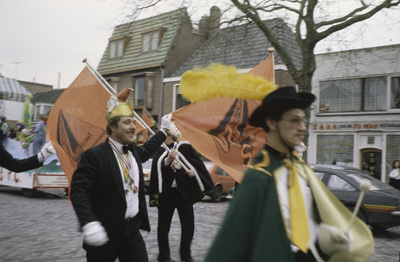 VHP003000104_0006 Officials van de carnavalsvereniging bij de vlag van Speciaalzaken Westerstraat links Gerard de Wolf