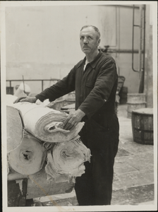 383 Portret J. Wester, kollerman, op 8 april 1956 50 jaar in dienst bij Van Gelder Zonen.