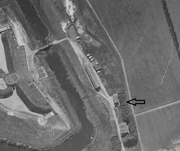 118 Op de luchtfoto is de 2e fortwachterwoning met een pijl aangegeven.