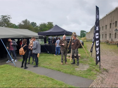 2031_p05 Naast het vandaal: Evert, links en Jan, rechts op de foto. Hebben een pauze bij de feesttent op het fortterrein