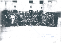 378 N.S.B. 'ers en bewakers poseren voor een groepsfoto bij fort Spijkerboor
