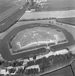 609 Luchtfoto fort bij Spijkerboor.Op de foto berust auteursrecht en kan daarom niet vrij worden getoond.