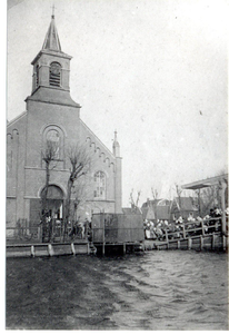 WAT006000004 Vincentiuskerk Volendam rond 1908 zie WAT006000005.De mensen komen uit de kerk. De brug ligt nog aan de ...