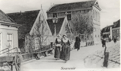 WAT006000940 Bien.Foto genomen circa 1900 op de plaats waar nu het Nieuwe Draaipad (Brugstraat) loopt.De vrouw links is ...