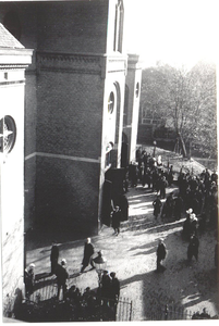 WAT006000040 In- en Uitgaan van de Vincentiuskerk. Zie WAT006000005.