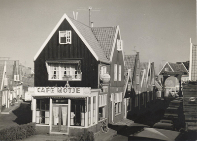 WAT006000687 Café Jan 'Motje' op de hoek van het Dril.Jan Kwakman (Jan Motje), kastelein, geboren op 15-11-1902 te ...
