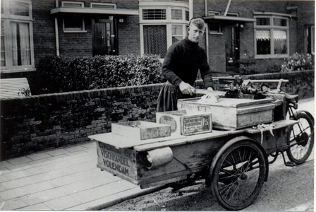 WAT006002402 Kees 'van Gerrit' Koning vent zijn vis uit in Amstelveen.Cornelis Koning (Kees van Gerrit), geboren op ...