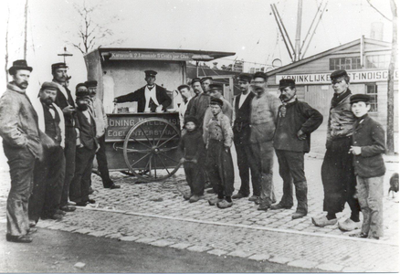 WAT006002414 Amsterdam. De koffiewagen bij de Koning Willemsluis, beheerd door W. v.d. Neut. De opname is van 1917.