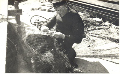 WAT006002458 Jan Bont 'Jan Prent' bezig met zijn geliefde hobby netten boeten. Geboren 1882, overleden 1971Bleef ...