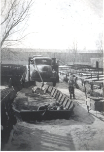 WAT006002526 De foto's 25 26-28-29 zijn uit de strenge winter van 1963. We zien de vrachtwagen van graanbedrijf Japie ...