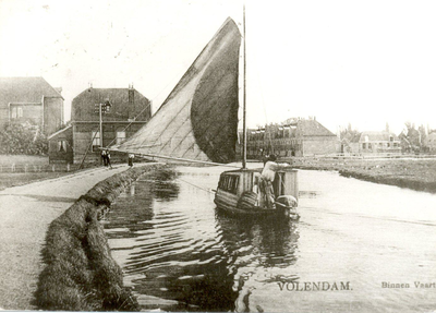WAT006003077 Aankomst van de trekschuit van Edam in Volendam.Geheel links: de in 1912 verbrande Openbare School, met ...