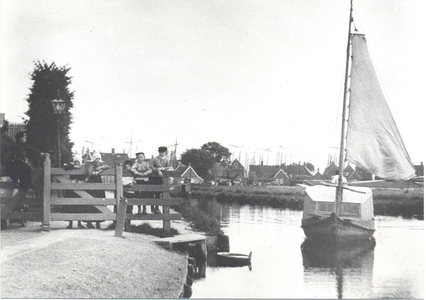 WAT006003083 Met een noord-oosten windje in het zeil verlaat 'de Postduif het dorp en zet koers naar Edam. , ...