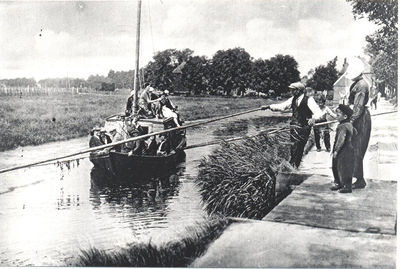 WAT006003085 De Postduif van Kees Slot vertrekt vanaf Edam met een volle bak. Tot zelfs bovenop de roef zittend ...