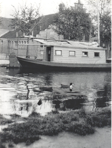 WAT006003094 De trekschuit van Arnold Nierop, afgemeerd tegenover de school aan de Edammerweg in Volendam.