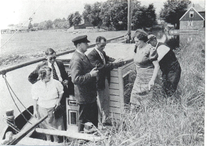 WAT006003096 De reizigers gaan aan boord voor vertrek naar Volendam met de trekschuit van Arnold. Nierop.