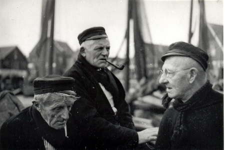 WAT006003765 Vlnr.: Kees Kes, Jan Kes en Jan Sier Boei. staande op het Havendijkje, de laatste nieuwtjes uit wisselen . ...