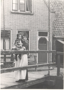 WAT006004725 Geertje Steur (van de Sjor), geboren op 07-11-1922 te Volendam, ongehuwd, dochter van Cornelis Steur ...