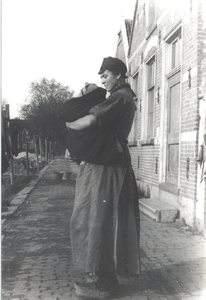 WAT006004731 Neeltje Keijzer (Zwarte Neel), geboren 05-07-1897 te Volendam, overleden op 16-09-1965 te Volendam op ...