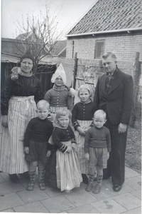 WAT006004962 Jan de Boer en Geertje Waaijer met hun kinderen. Jan de Boer, melkslijter, gemeentewerker, geboren op ...