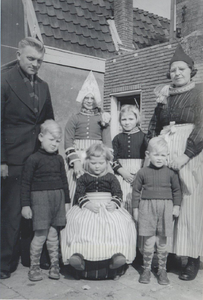 WAT006004963 Jan de Boer en Geertje Waaijer met hun kinderen. Jan de Boer, melkslijter, gemeentewerker, geboren op ...