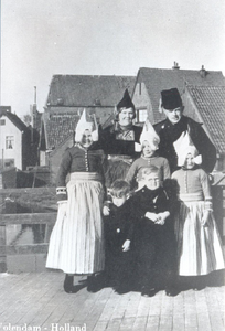 WAT006004964 Jan Molenaar en Bet Zwarthoed met hun kinderen.Jan Molenaar (Jan Poep), visventer, geboren op 30-04-1911 ...