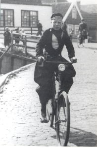 WAT006005053 Dik Doede op zijn fiets vanaf de Brugstraat naar de Meerzijde. Dik Veerman (Dik Doede), van de ...