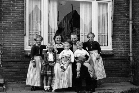WAT120000615 Gezin. (E093E)Kees Braan en Aal Schilder met vijf van hun kinderenCornelis Braan, geboren op 01-07-1919 te ...