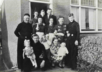 WAT120000803 Gezin. (E466E)Linksboven: Vader Kees Kroon (van Isse), kinderen en aangetrouwd en kleinkinderenCornelis ...