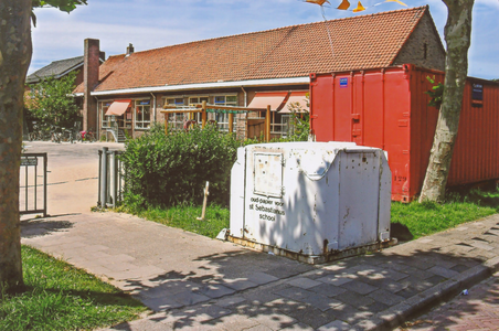 OVI-00002420 zuidzuide van de oude RK lagere school voor de verhuizing naar de nieuwe brede school