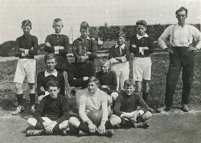 OVI-00000034 voetbalteam 1923 jeugd van SDO olv Freek Kuin, in de Nes