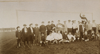 OVI-00000044 voetballers op veld in de Nes,1919