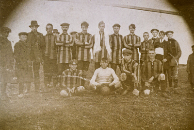 OVI-00000045 voetbalelftal, in de Nes,1918
