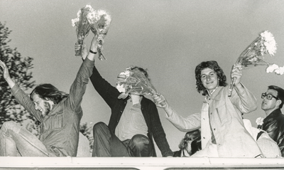 OVI-00000057 thuiskomst elftal SVIlpendam, kampioen, 1978, boven op de bus