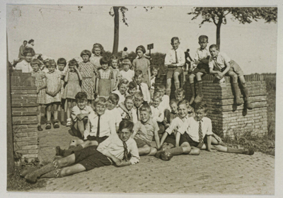 OVI-00000224 Leerlingen van de katholieke school bij het bruggetje van de Zonneweg